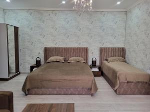 MartuniAhana Hotel in Martuni的一间卧室配有两张床和吊灯。