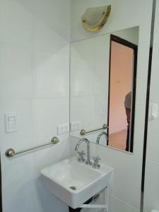 圣萨尔瓦多德朱LAYUN.ALOJAMIENTO的白色的浴室设有水槽和镜子