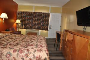 杰克逊维尔杰克逊维尔最佳休闲汽车旅馆的配有一张床和一台平面电视的酒店客房