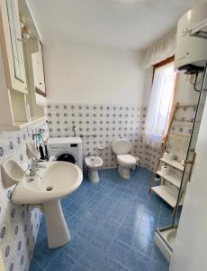 坎波内莱尔巴Appartamenti Via Roma 41的浴室设有2个卫生间和水槽