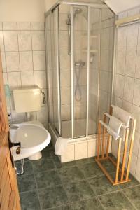 爱尔福特Pension Kronenburghof的带淋浴、卫生间和盥洗盆的浴室