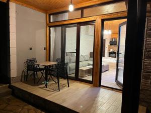 瑟尔尼察Апартаменти Dream的一间带桌椅的房间和一间卧室