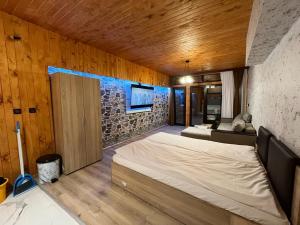 瑟尔尼察Апартаменти Dream的一间卧室设有一张床和石墙