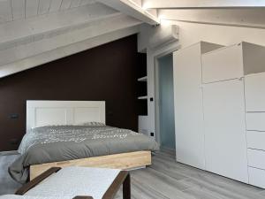 圣莫里吉奥卡瓦纳斯Family Inn的一间卧室设有一张床和黑色的墙壁