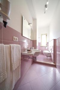 圣多米尼卡达曼斯酒店的一间带水槽和镜子的浴室