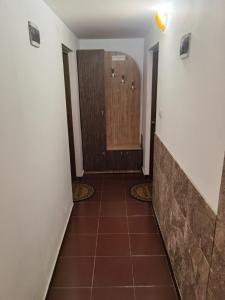 斯维什托夫House for Guests and Friends的走廊上设有门,铺有瓷砖地板