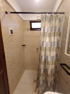 TorotoroComo en Casa Torotoro的带淋浴和浴帘的浴室