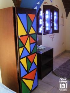 阿斯旺Kato Waidi Nubian Resort的一间有柜台的房间里的一个彩色玻璃门