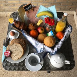 伊特博尔德Seastar的盘子上装有面包和水果的食物
