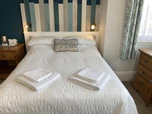 纽基夏日微风酒店的卧室配有白色床和毛巾