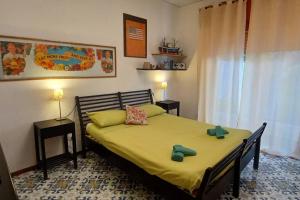 伊斯基亚Giardino Mediterraneo的一间卧室配有一张带绿床单和枕头的床。