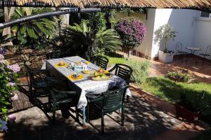 伊斯基亚Giardino Mediterraneo的花园里的桌椅和食物