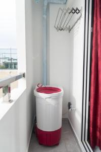 马累Resting View的浴室设有红色和白色的垃圾桶