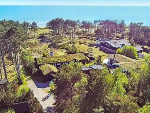 TjørneholmHoliday home Nykøbing Sj II的近海山丘上房屋的空中景观