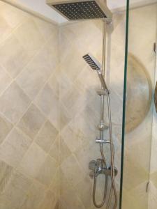 西迪·布·赛义德Cosy Appartement in "Sidi Bou Said"的浴室内配有淋浴和头顶淋浴