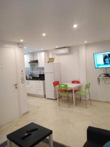 西迪·布·赛义德Cosy Appartement in "Sidi Bou Said"的客厅配有桌椅和电视。