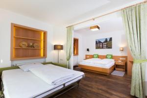 维拉巴萨嘉斯托夫威耶尔巴酒店的一间卧室设有两张床和窗户。