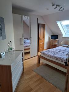策尔廷根-拉蒂希Pension Birgit Pazen的一间卧室配有一张床、一个梳妆台和一扇窗户。