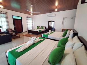 蒂瑟默哈拉默Village Mango Resort Yala的一间带两张床的卧室和一间客厅