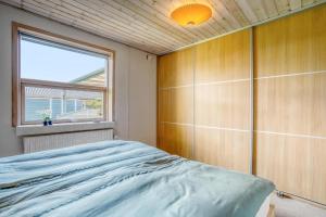 比伦德Casa Fyrrevænget的一间卧室设有一张床和一个窗口