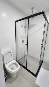 大坎普Estúdio no 27º Andar com Vista p/ Av. Afonso Pena的一间带卫生间和玻璃淋浴间的浴室