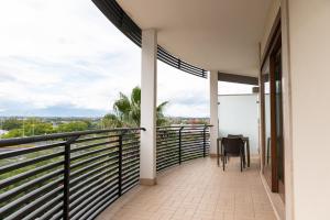 圣焦万尼泰亚蒂诺S酒店的设有一个配有桌子并享有美景的阳台。