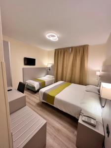 梅斯特奥罗拉酒店的一间酒店客房,设有两张床和电视