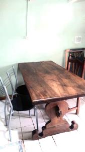 乌斯怀亚La alpina de YOLI的一张木桌,旁边摆放着椅子