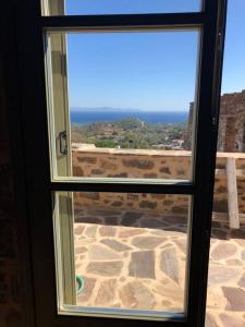 VolissosLemon's Cottage House, Volissos, Chios的享有外面沙漠景致的窗户