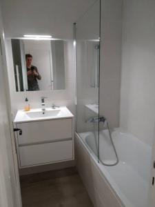 瓦尔代布洛尔Studio Azur Mercantour的一个人拍着一个浴室的照片,浴室里设有水槽和淋浴