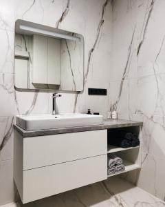 斯拉夫西克MoonLight的白色的浴室设有水槽和镜子