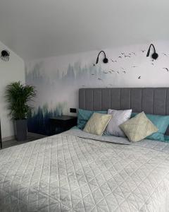 斯拉夫西克MoonLight的卧室配有一张大床,墙上有鸟
