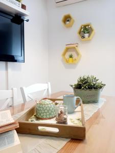 苏佩塔尔Apartment Megi in Supetar historical core的桌上的盘子,带杯和植物