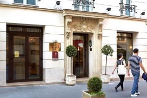 巴黎巴那斯峰达格尔酒店的男人和女人在建筑物前走