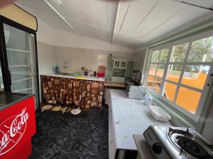 塔科龙特Atlantic views的厨房配有可乐机和可可乐
