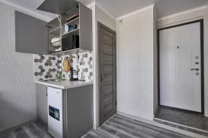 阿拉木图Апарт 33的厨房配有白色冰箱和门