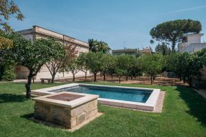 苏尔博Villa delle Zagare - private hydromassage pool的一座位于林地和建筑中的游泳池
