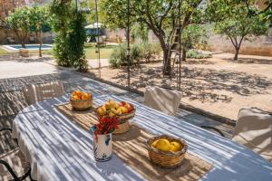 苏尔博Villa delle Zagare - private hydromassage pool的蓝色野餐桌,上面有果篮
