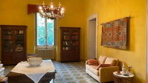 苏尔博Villa delle Zagare - private hydromassage pool的客厅配有沙发和桌子