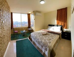 瓦迪穆萨Orient Gate的一间卧室设有一张床和一个大窗户
