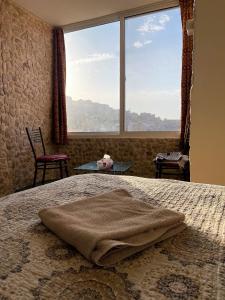 瓦迪穆萨Orient Gate的一间卧室设有一张大床和大窗户