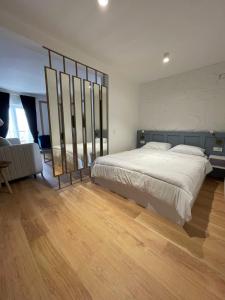 佩特罗瓦纳莫鲁Lungomare Apartments的一间卧室设有一张大床,铺有木地板