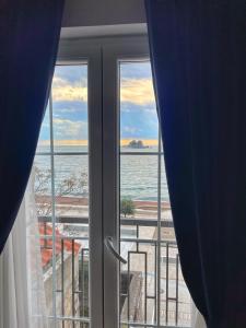 佩特罗瓦纳莫鲁Lungomare Apartments的窗户享有海景。