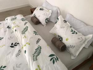 托弗海滩Casa Bali Tofo的床上有四个枕头