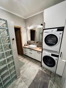 吉日茨科Apartament Morsa w Nautica Resort的洗衣房配有洗衣机和烘干机