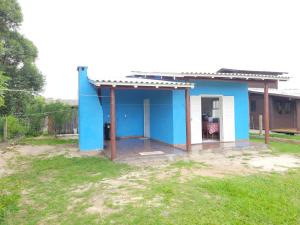 拉古纳Casa temporada praia da galheta 3的院子里的蓝色小房子