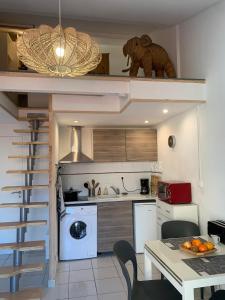 土伦Duplex Raphael- Wi-fi et parking privé的一个小厨房,有楼梯通往一个小房子