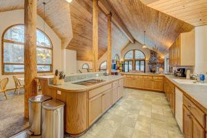 特拉基Donner Lake House的一个带木制天花板和大型中心岛的大厨房