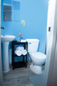 圣多明各JM GUESTHOUSE的浴室配有白色卫生间和盥洗盆。