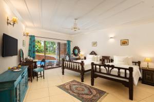 卡兰古特Storii By ITC Hotels, Shanti Morada Goa的一间卧室配有两张床和电视。